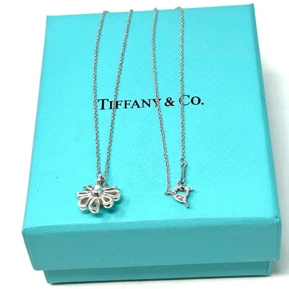 Authentic Tiffany& Co Paloma Picasso Daisy Flower Pendant Necklace.